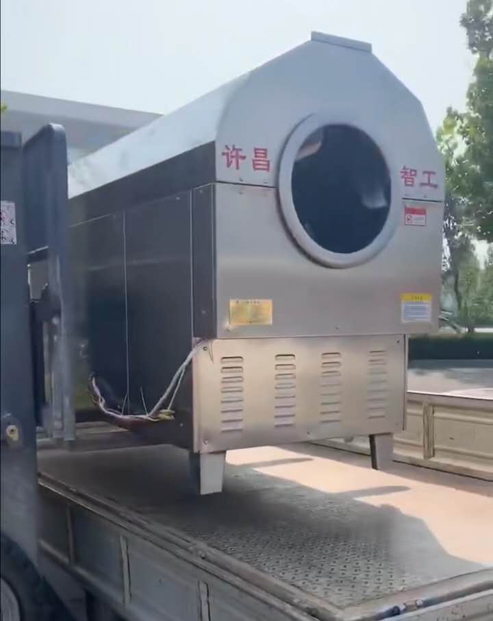 Customer pick up roaster at the Bozhou exhibition