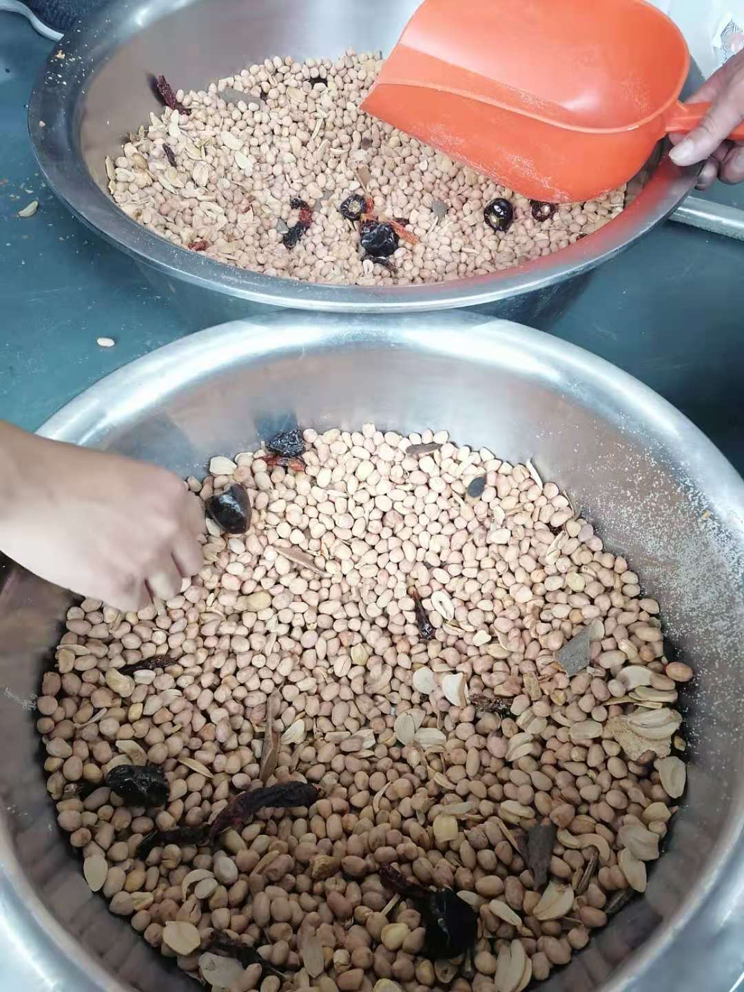 Customer come to factory test roasting spices peanuts