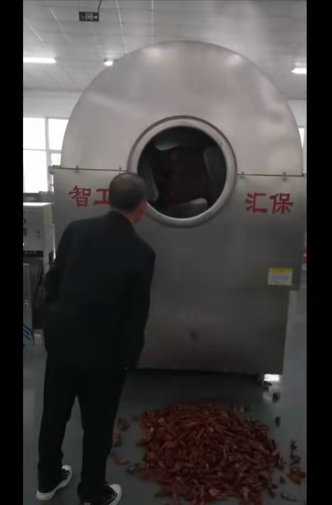 Customer bring chili to us for test big roasting machine.