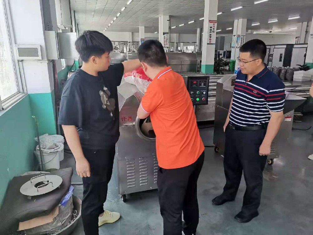 On May 30,customer from Shandong came to our factory roast sesame seeds.