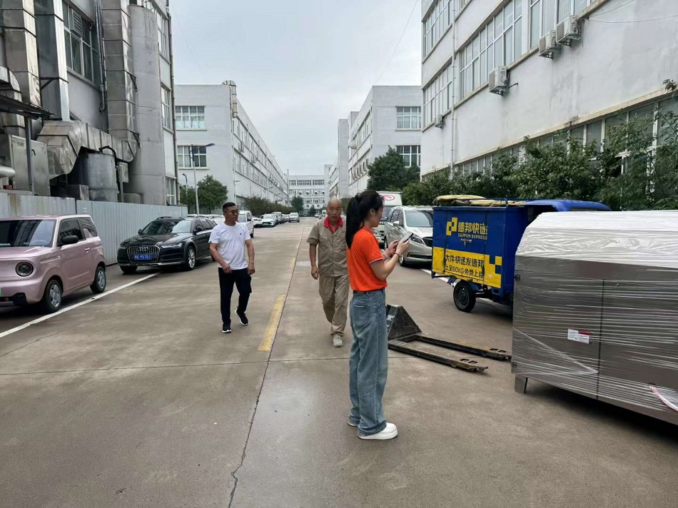 old customers to the factory to buy a electromagnetic frying machine