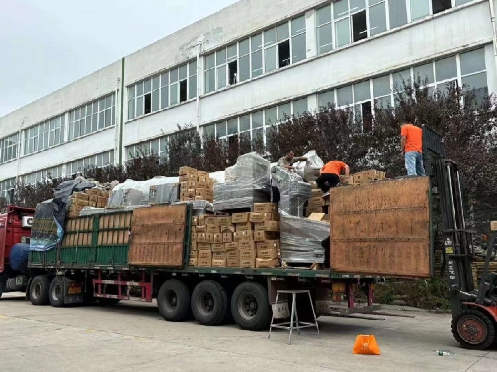 Xinjiang customers ordered the production line equipment special car delivery