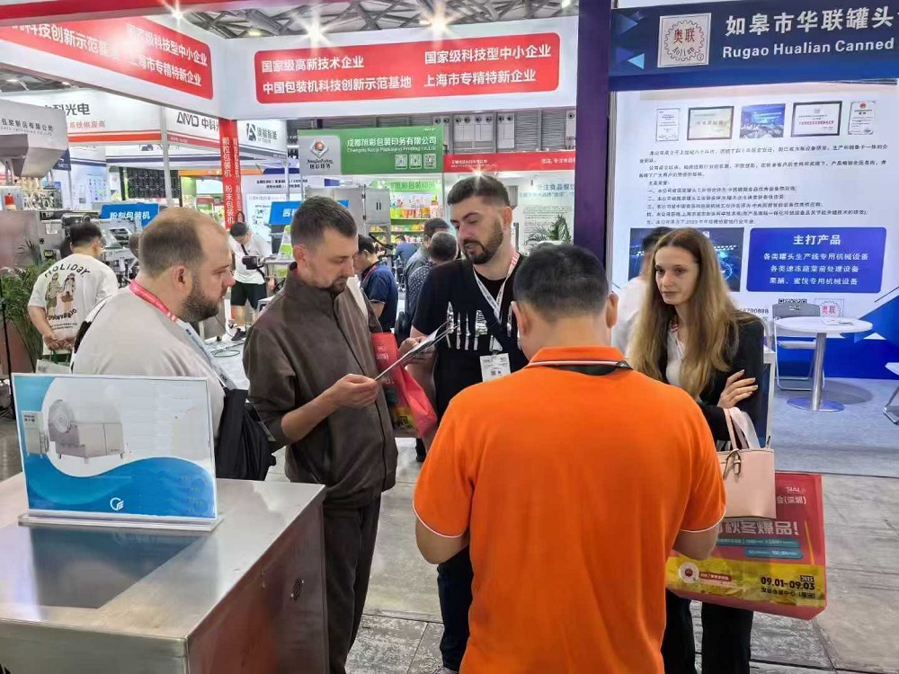 Foreign customers are watching the nut roasting machine