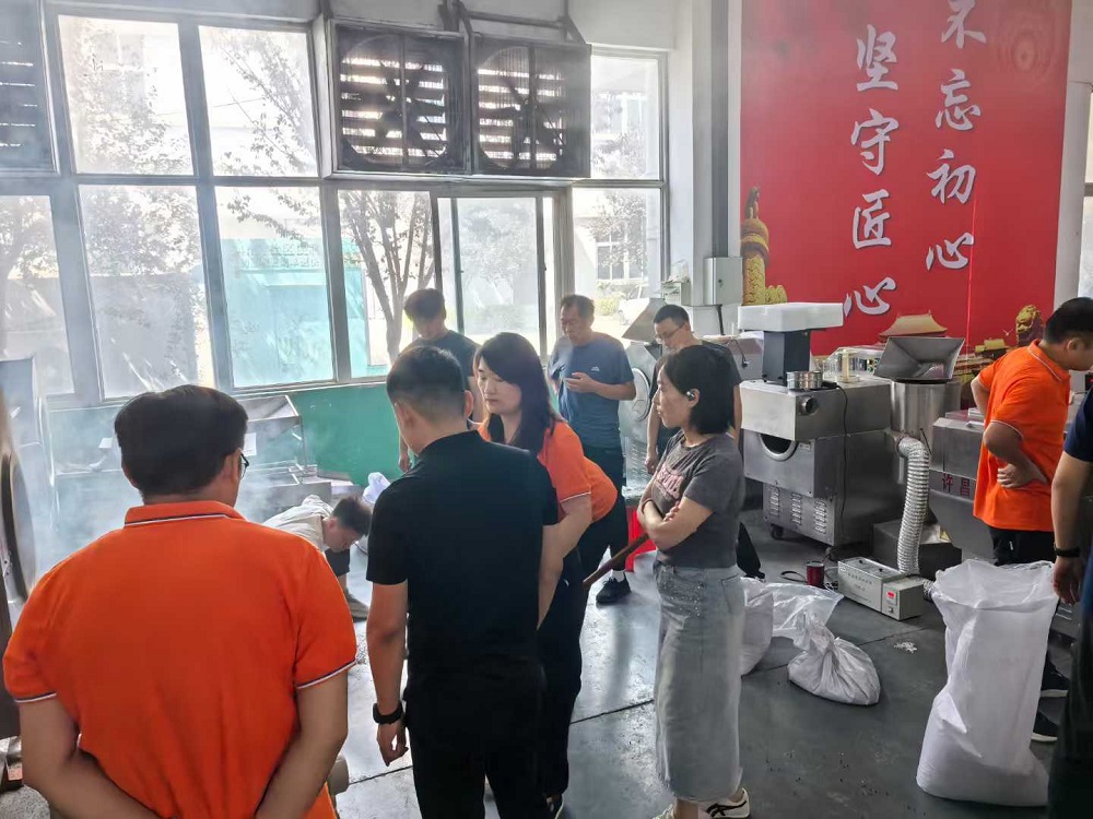 A customer from Hebei Province tried roasting sesame seeds on the machine