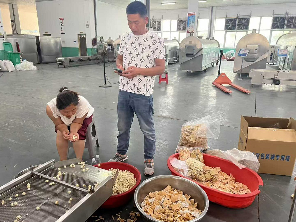 The customer is testing the machine to roasting various puffed foods