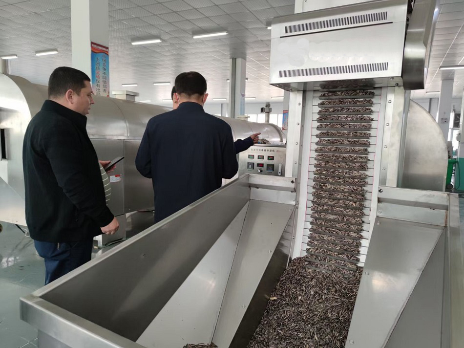 On April 20, the xinjiang customers to Xu Changzhi work inspection of commissioning of 2 meters nuts automatic assembly line machine equipment