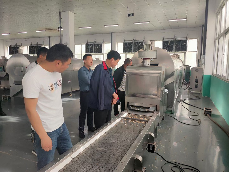 May 17, Henan Luoyang customers in person to Xuchang chike trial machine eight meters of electromagnetic assembly line