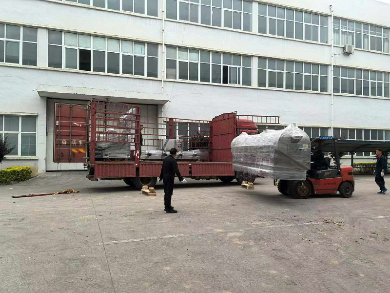 Roasted sunflower seeds are shipped from the production line to Anhui.