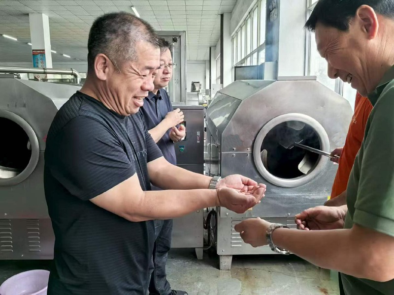 Customer tests the rice roasting machine