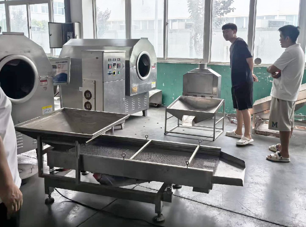 Customer tests the roasting machine for medicinal herbs