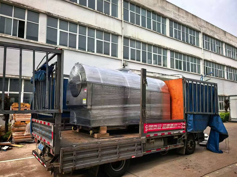 Peanut fruit roasting machine is delivered by special vehicle.